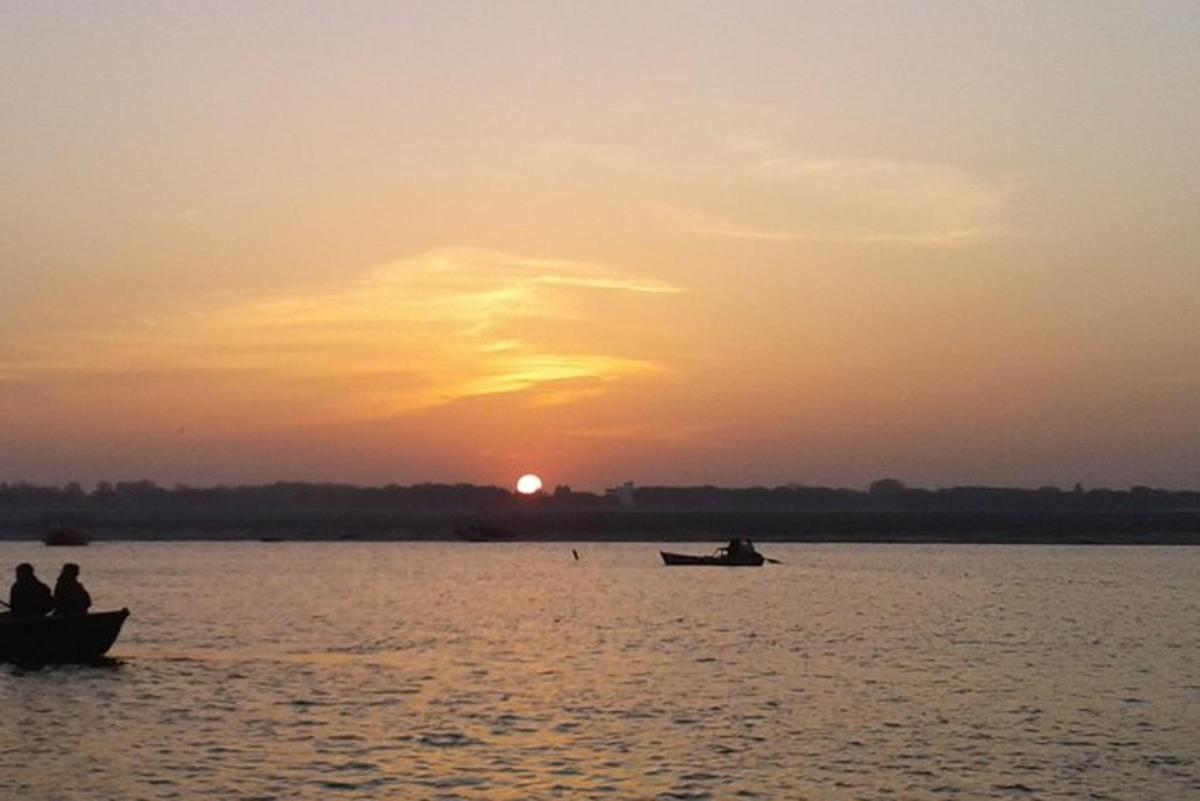 due persone su una barca sull'acqua al tramonto