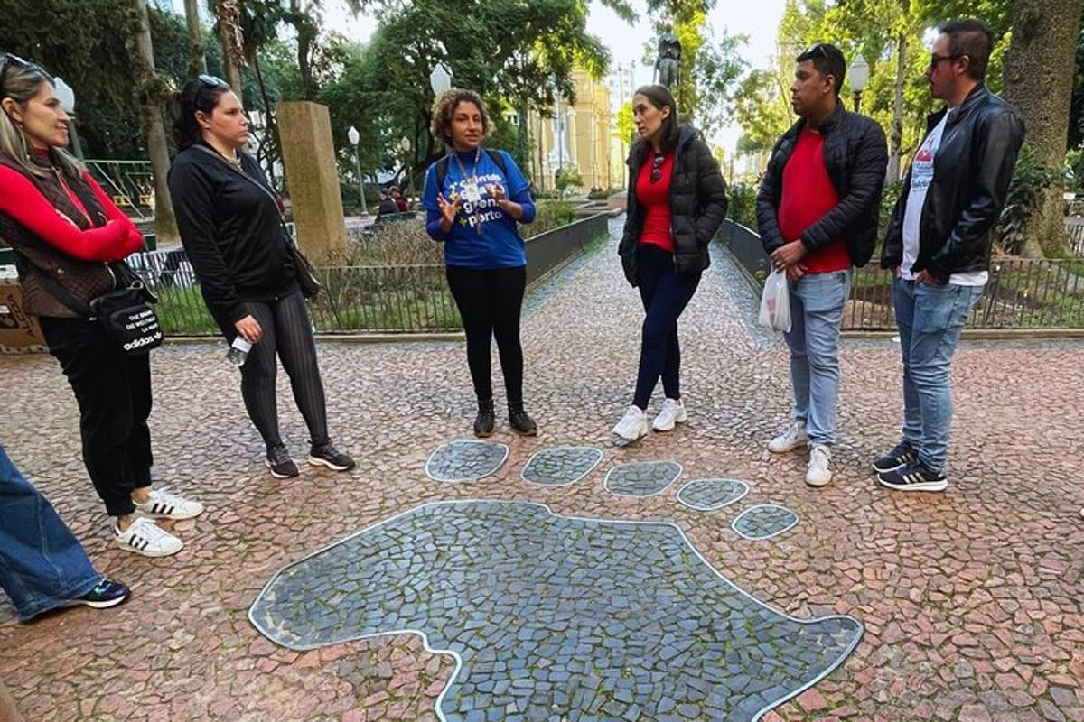 un grup de persones dretes davant d'un mapa a terra