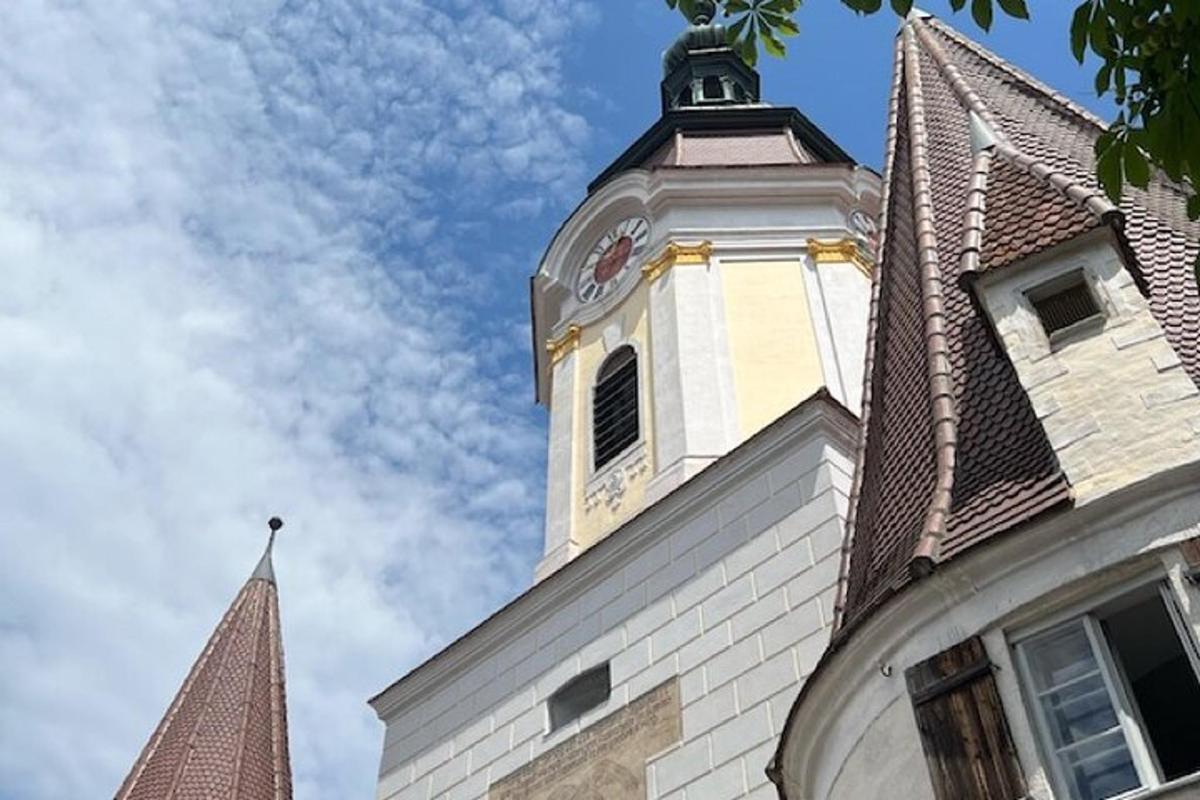 budynek z wieżą zegarową na szczycie