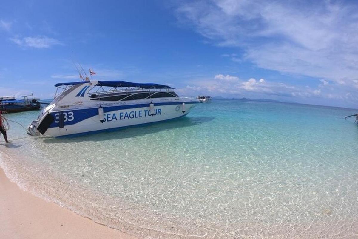 una barca ferma su una spiaggia vicino all'oceano