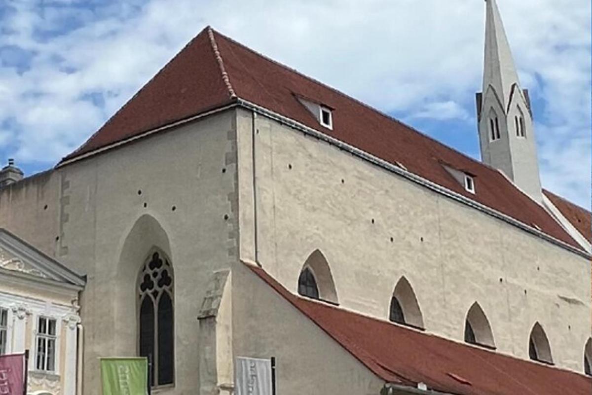 velika cerkev s zvonikom na vrhu