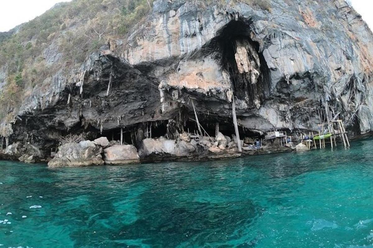 una grotta nel fianco di una formazione rocciosa nell'acqua