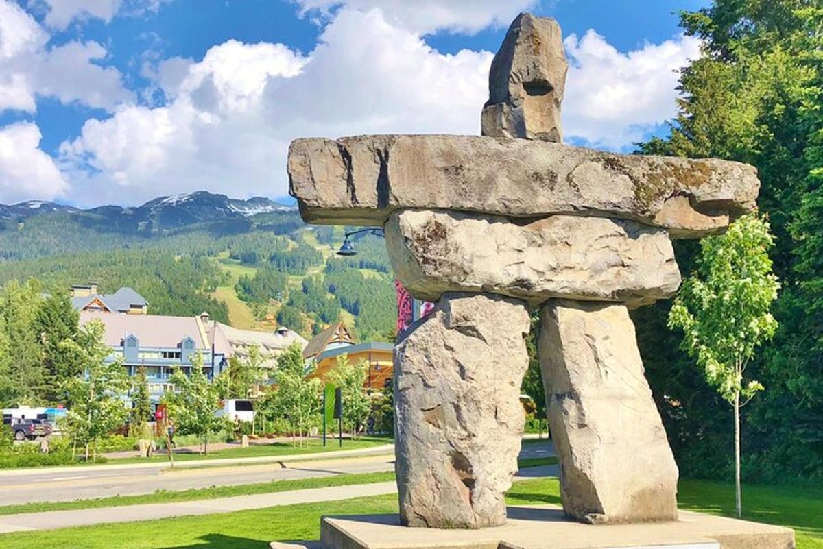 o statuie a unui stoneolith într-un parc