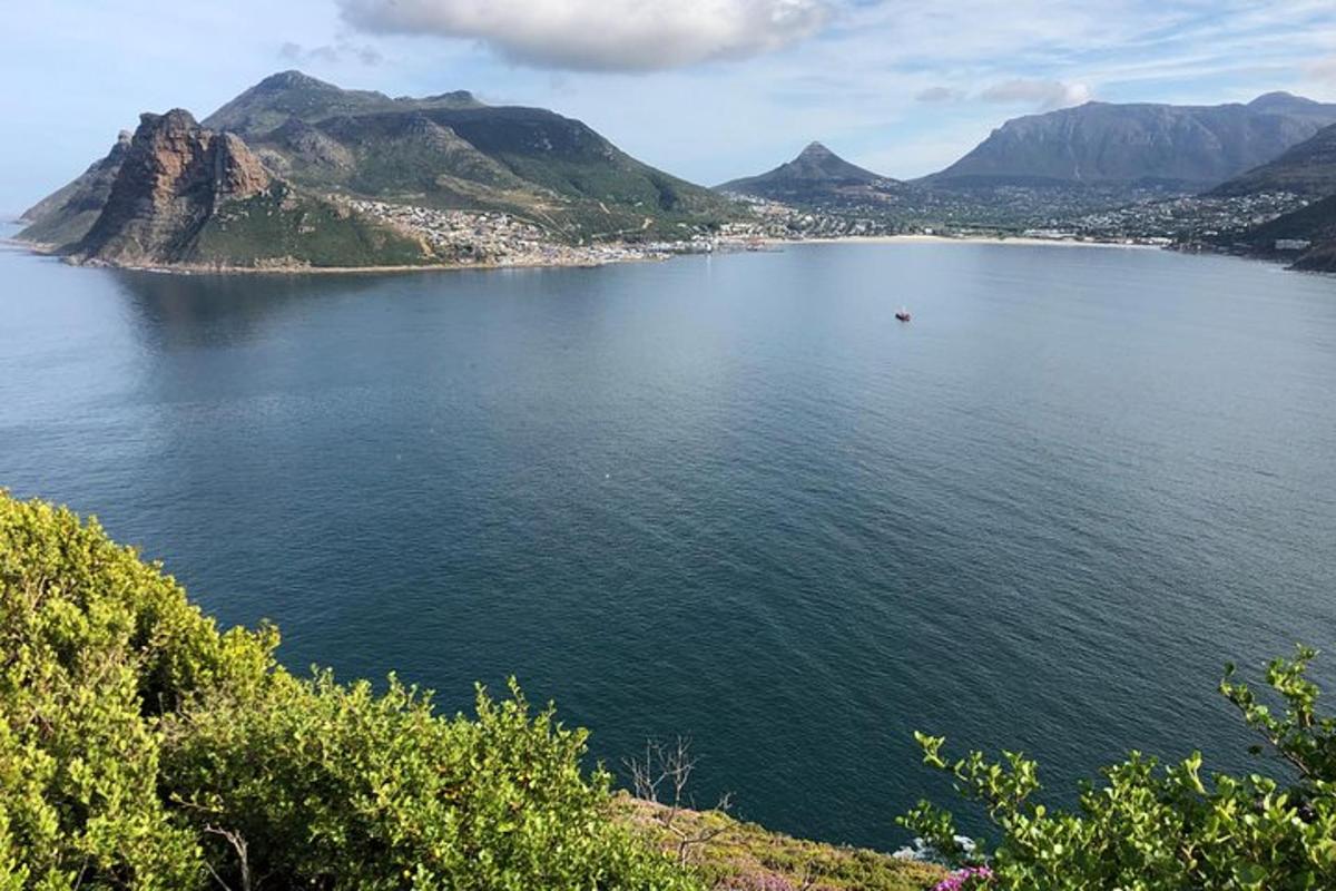 una vista di un grande specchio d'acqua con montagne