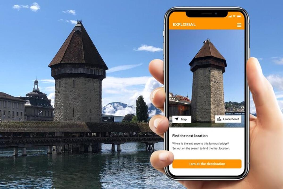 seseorang memegang telefon bimbit di hadapan jambatan