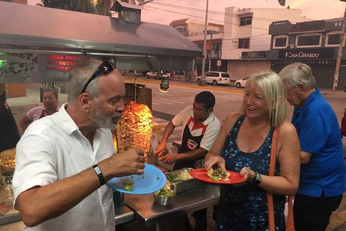 גבר ואישה אוחזים בצלחות אוכל