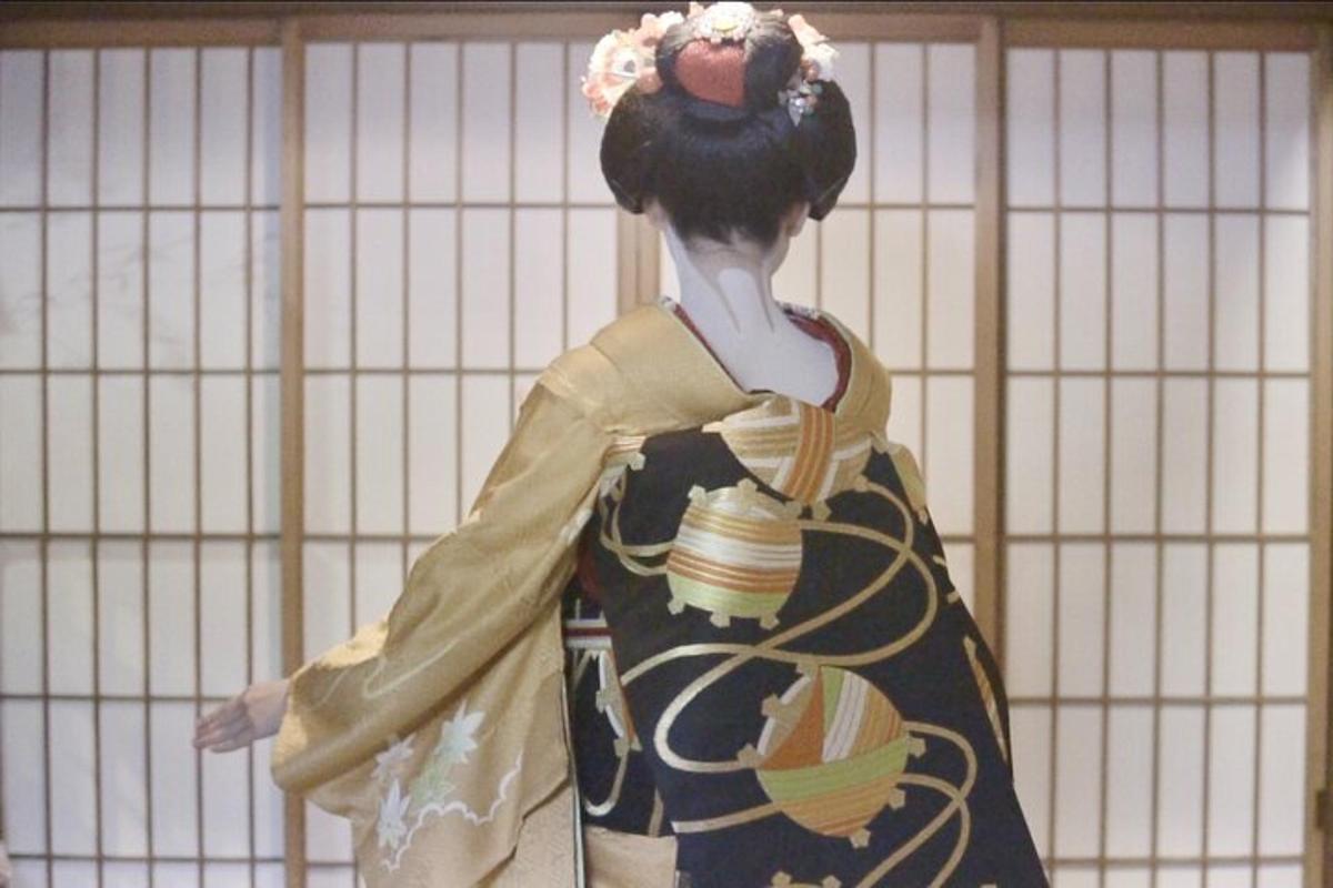 patung seorang wanita memakai kimono