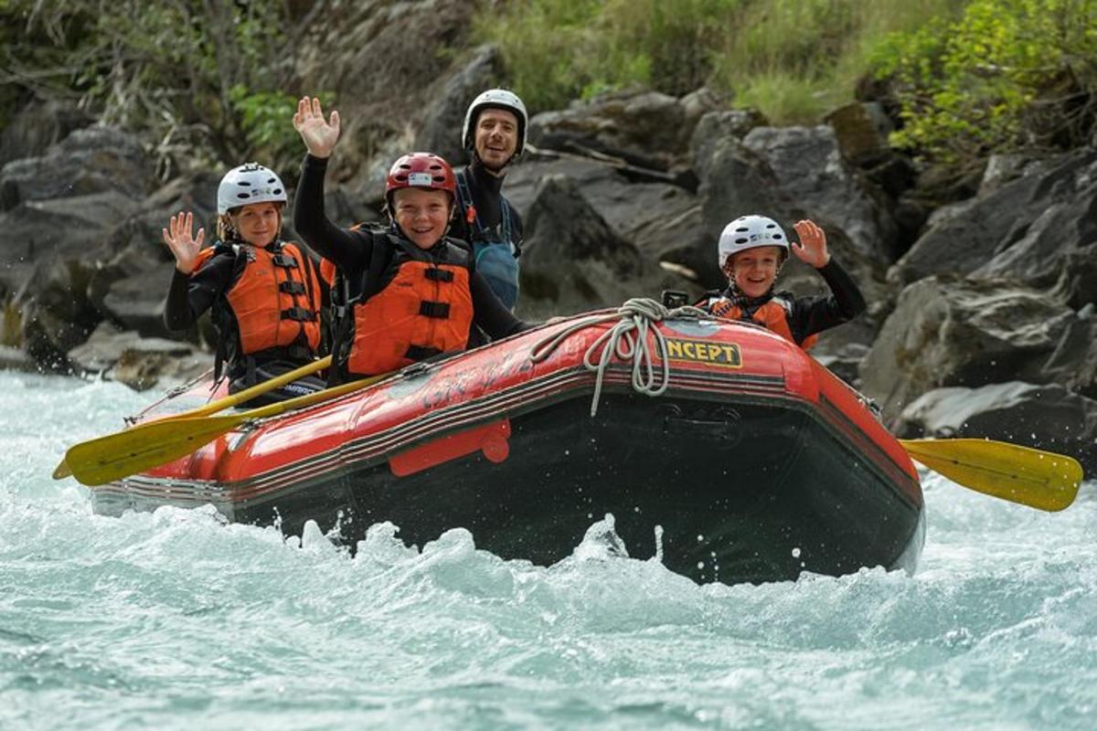 eine Gruppe von Menschen in einem Floß auf einem Fluss