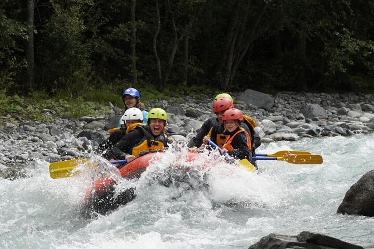 eine Gruppe von Menschen in einem Floß in einem Fluss