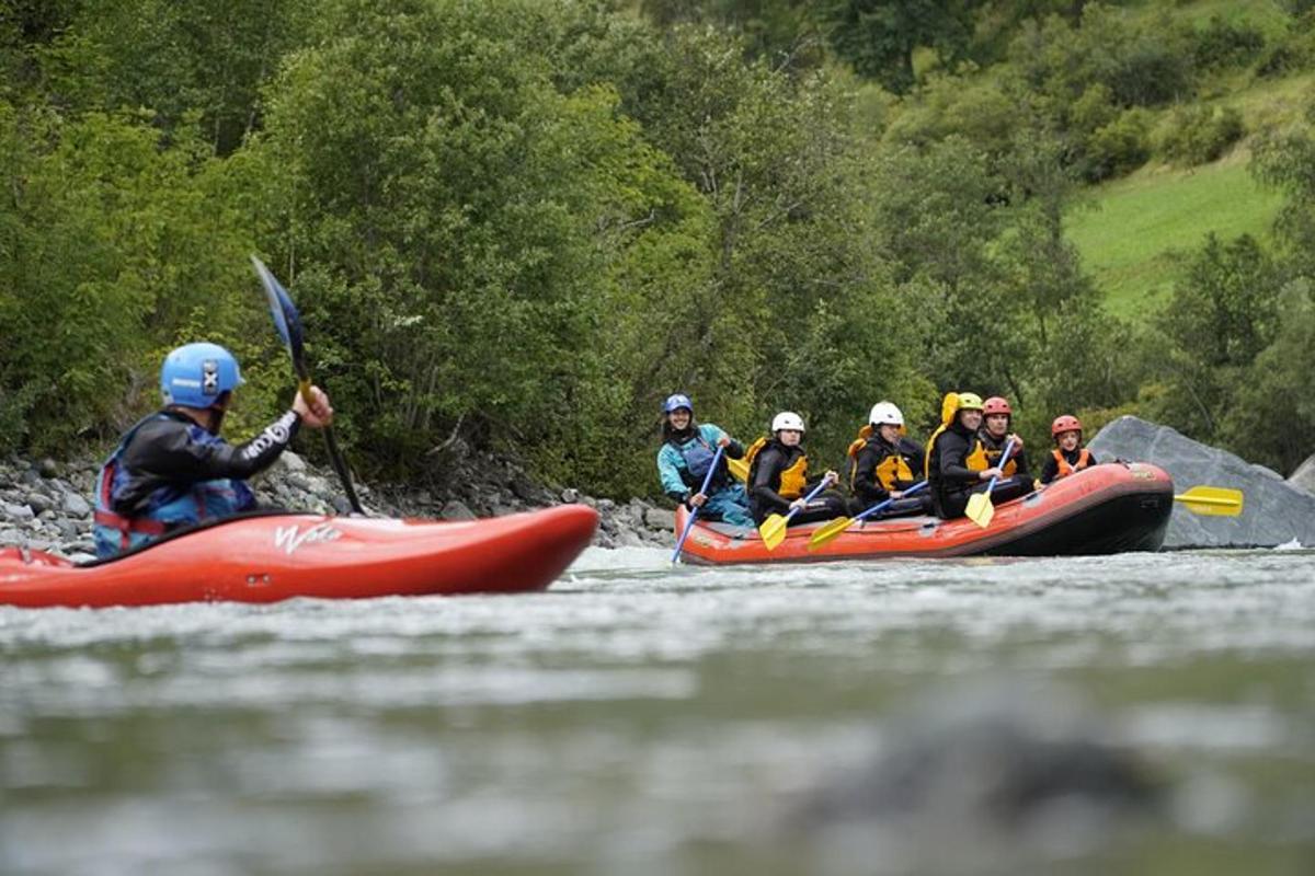 eine Gruppe von Menschen in Kajaks auf einem Fluss