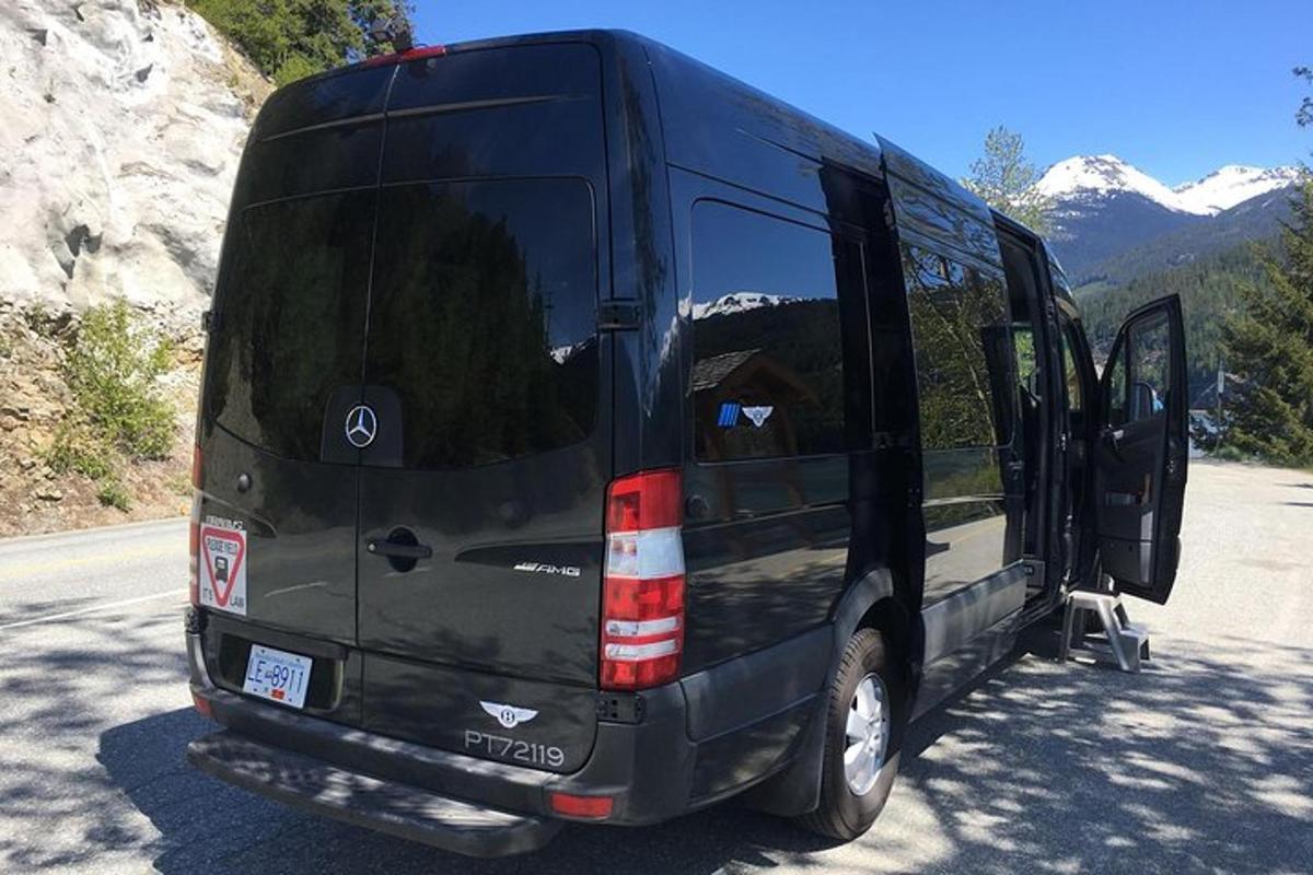 černý autobus zaparkovaný na kraji silnice