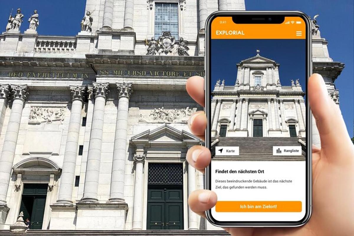 una persona sosteniendo un teléfono celular frente a un edificio