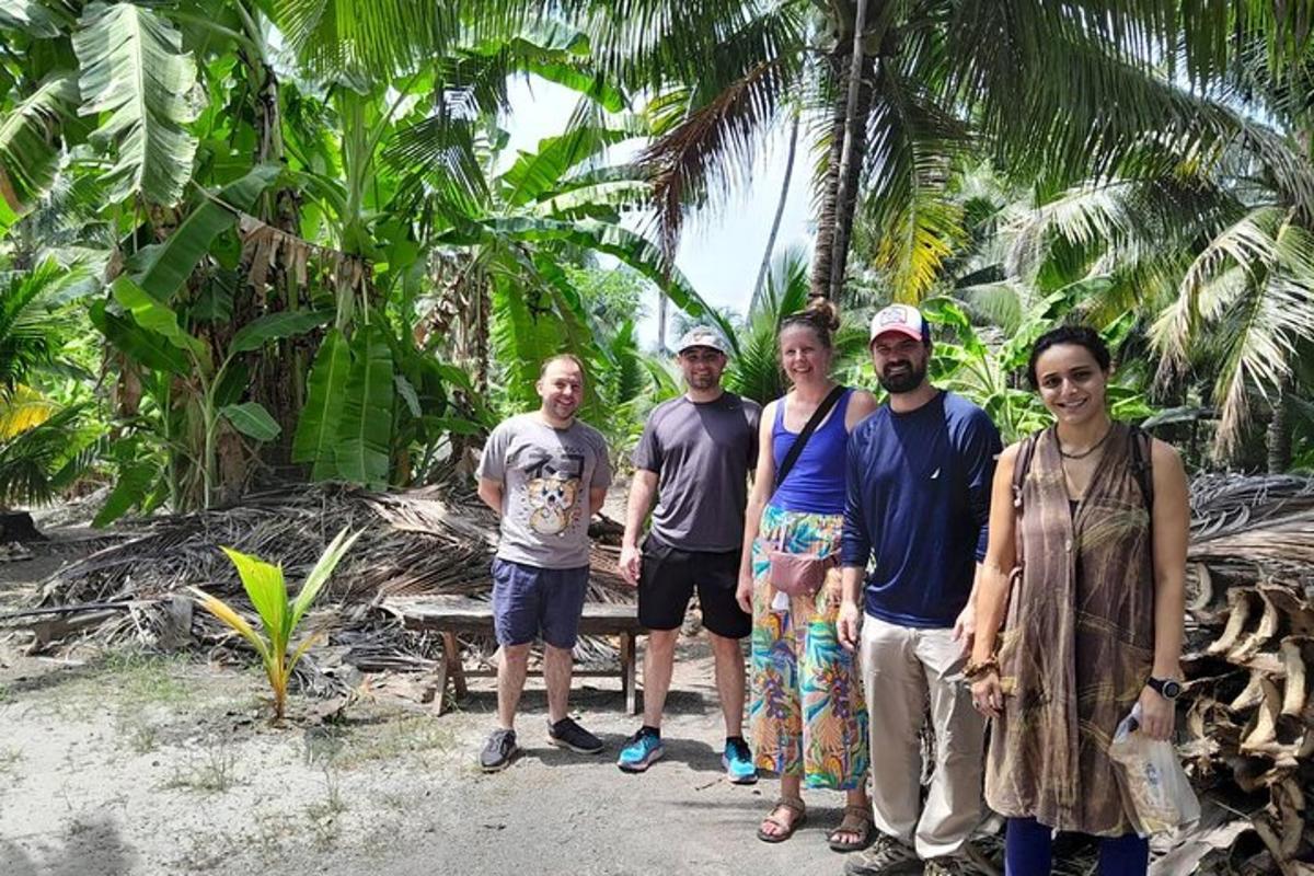 sekumpulan orang bergambar di pantai