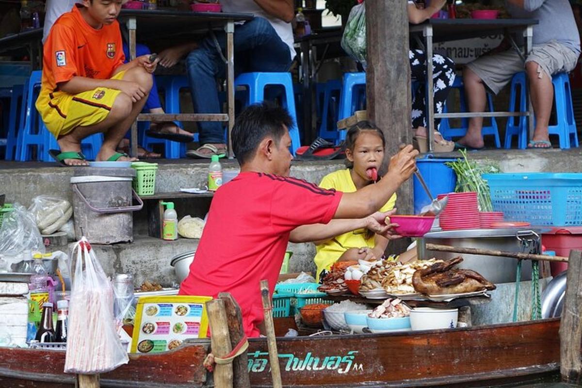 seorang lelaki dan seorang gadis kecil di gerai makanan