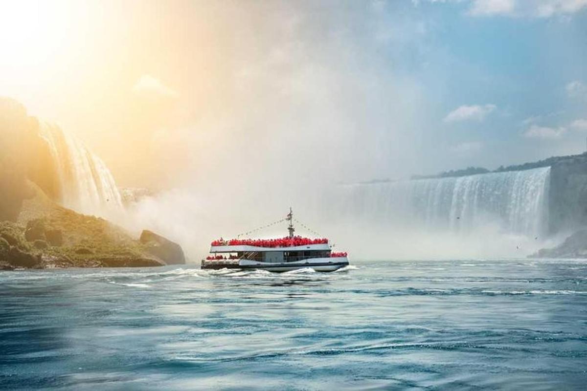 un barco en el agua frente a una cascada