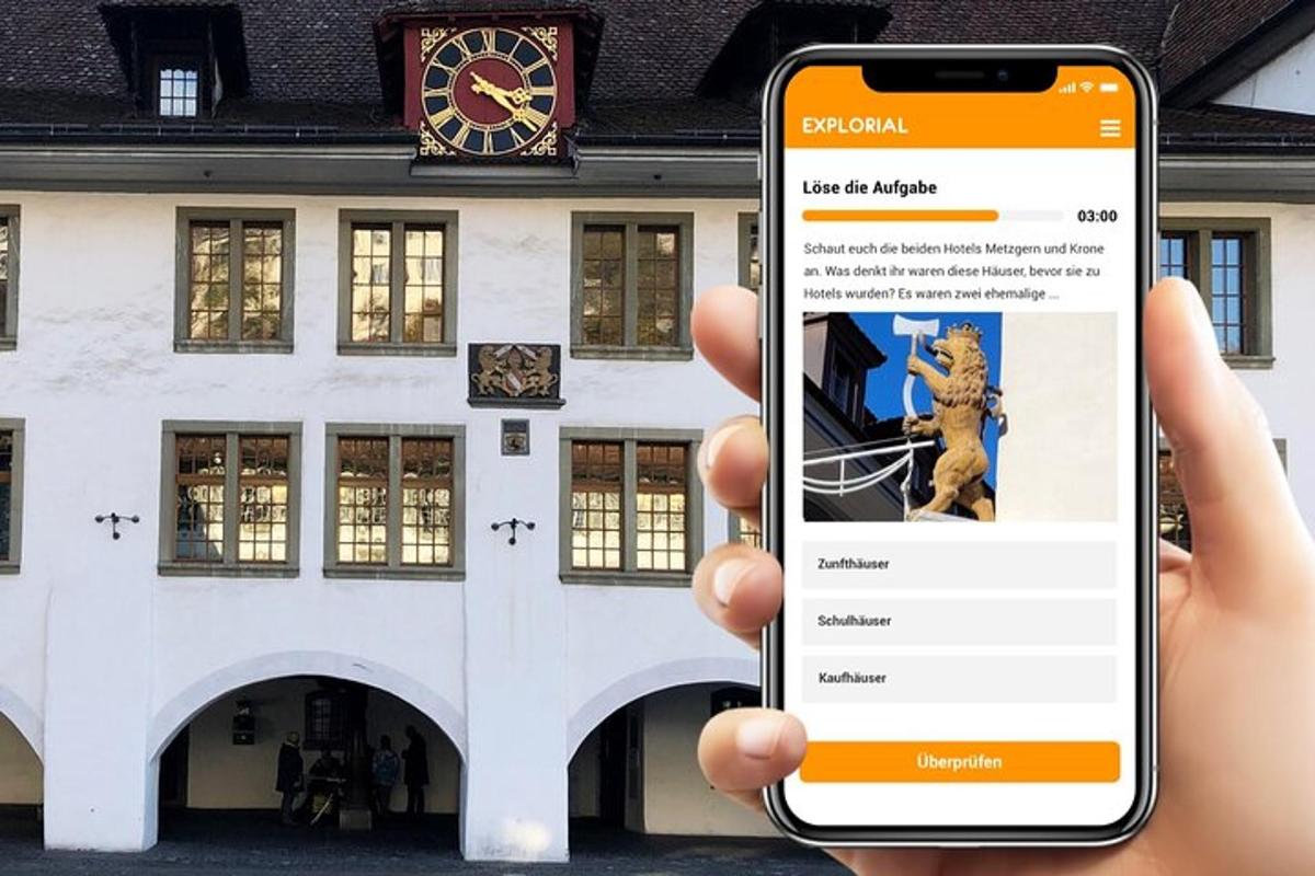 una persona che tiene in mano un telefono cellulare davanti a un edificio