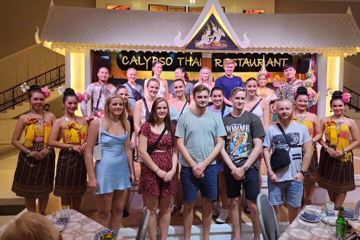 skupina lidí pózujících pro fotografii před restaurací