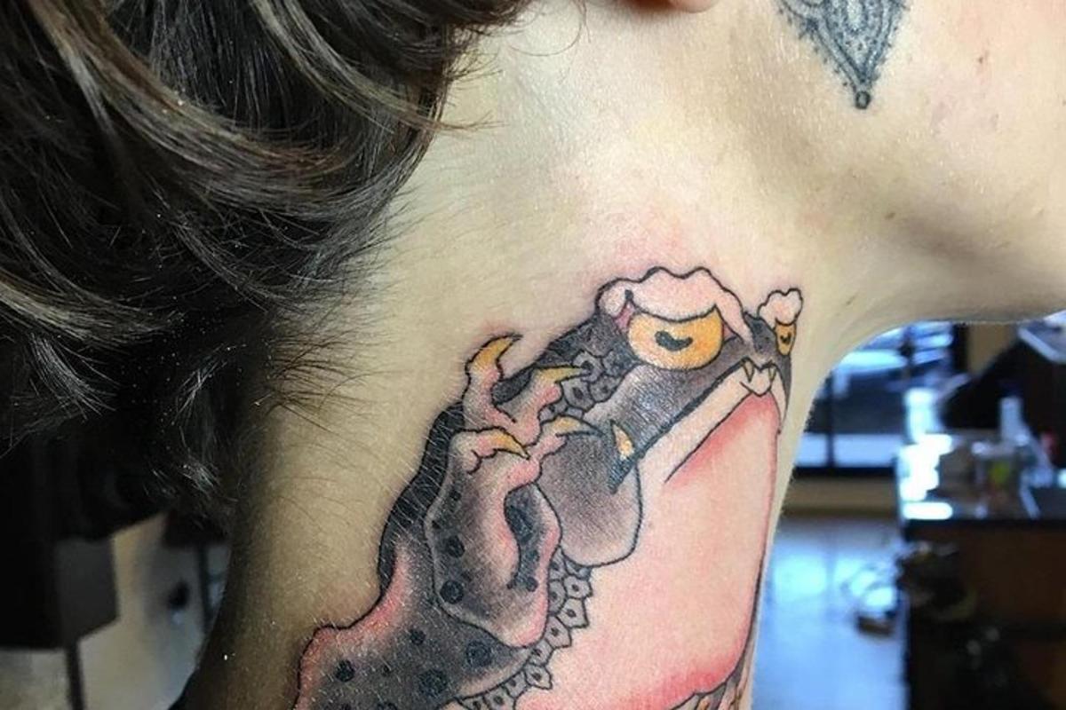 nainen, jolla on tatuointi kaulassaan