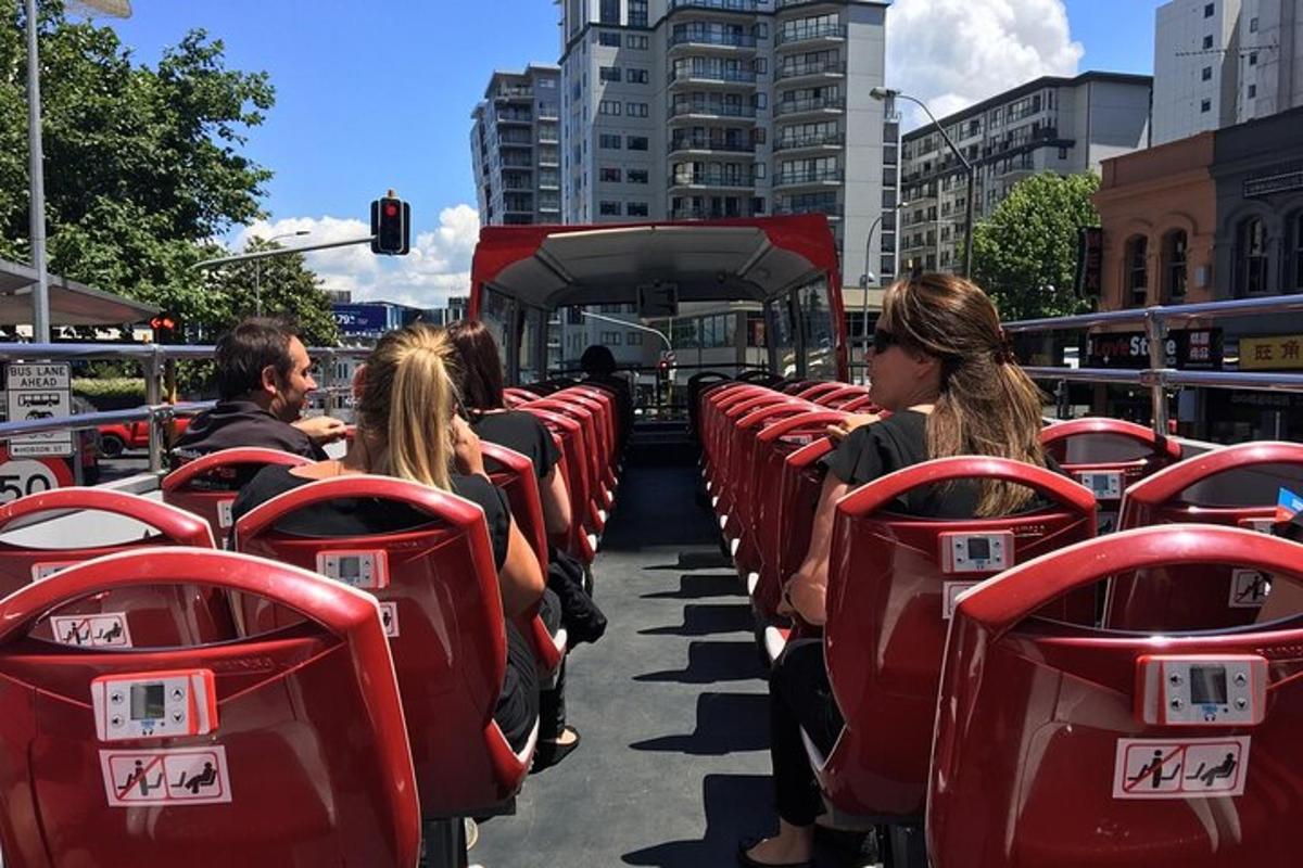 skupina lidí sedících v autobuse