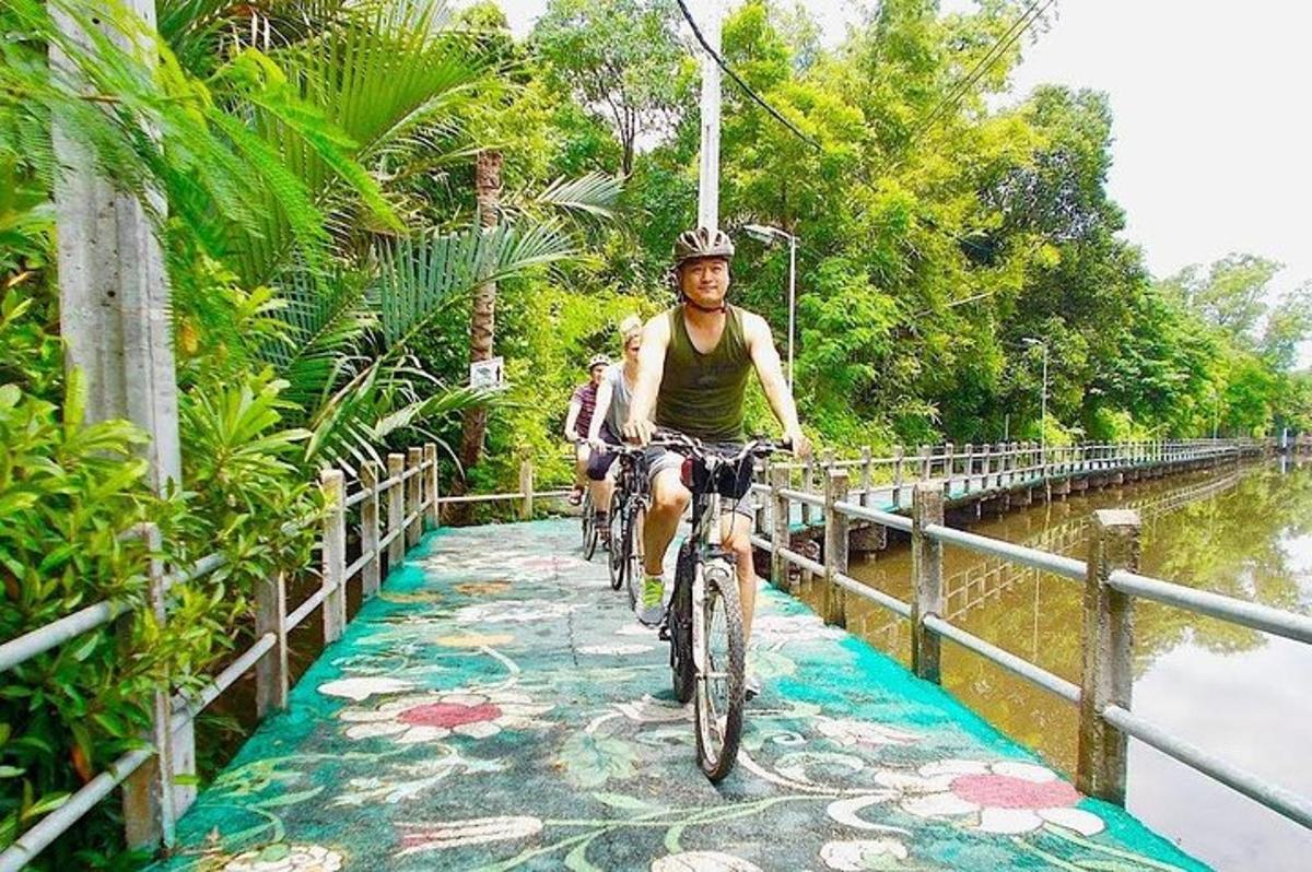 un bărbat mergând cu bicicleta pe un pod