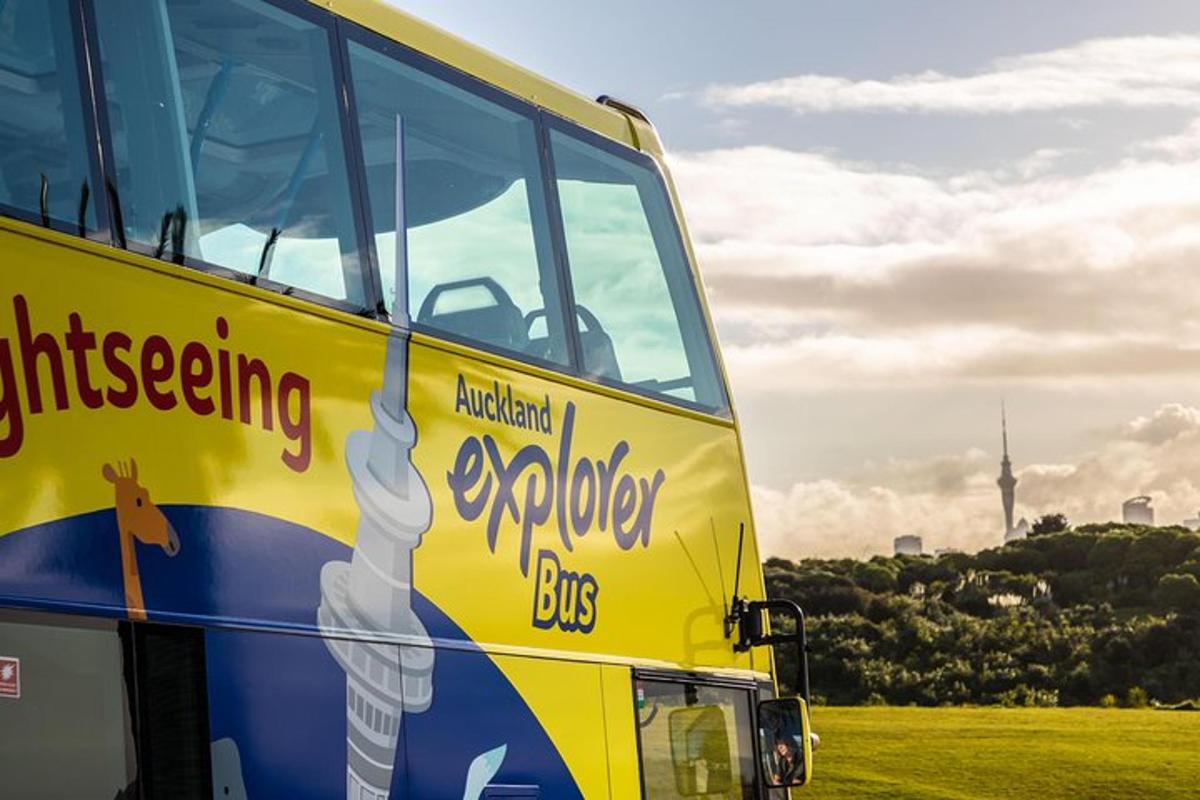 žlutý dvoupatrový autobus zaparkovaný na poli