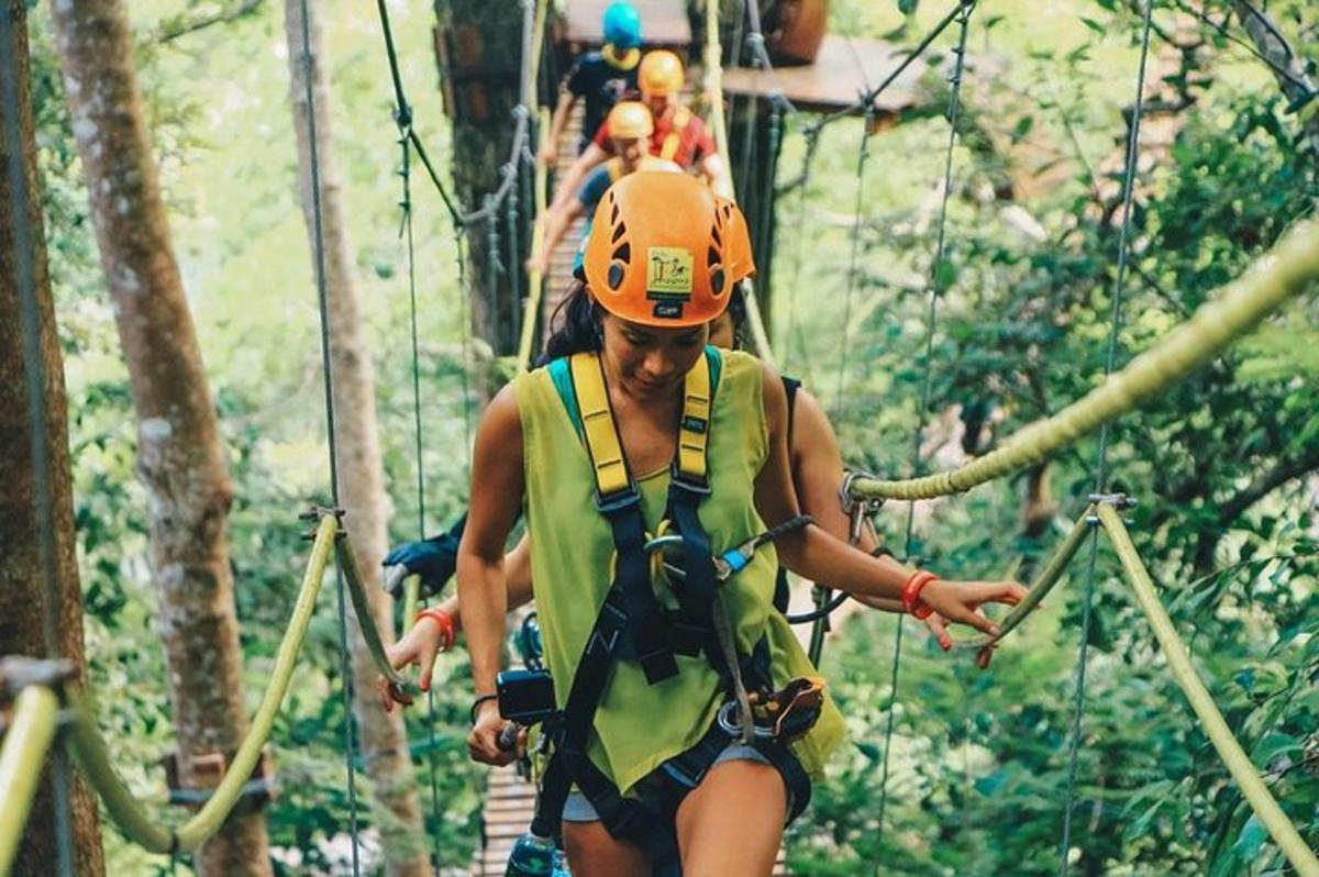una donna su una teleferica nella giungla