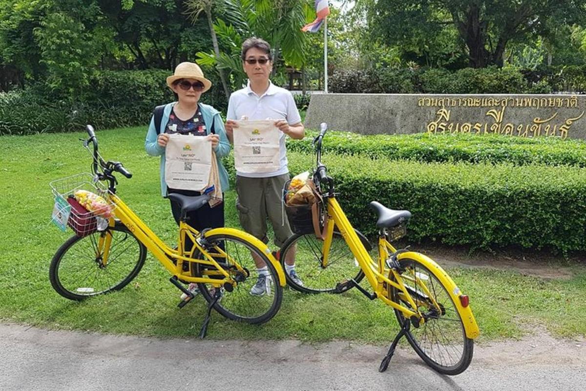 un bărbat și o femeie stând lângă două biciclete galbene