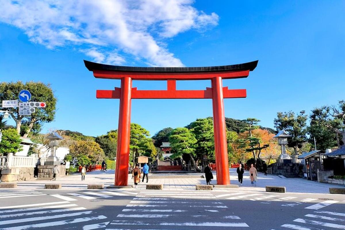 um portão torii laranja no meio de uma rua