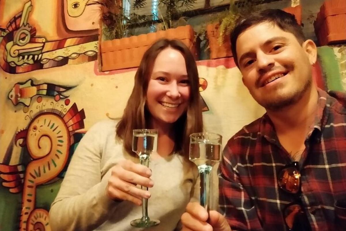 一男一女手捧香槟酒杯