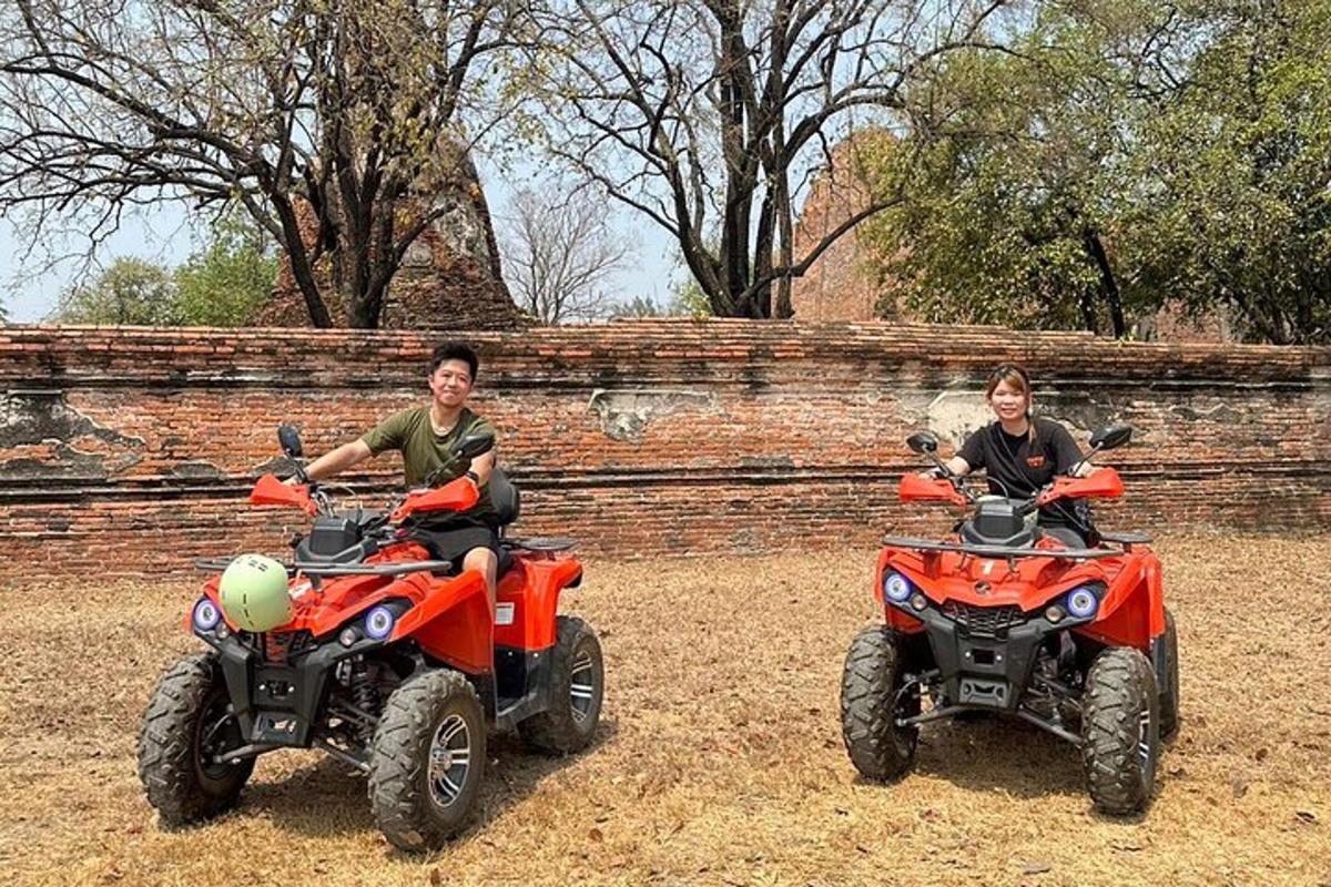 due giovani uomini in sella a quad in un campo