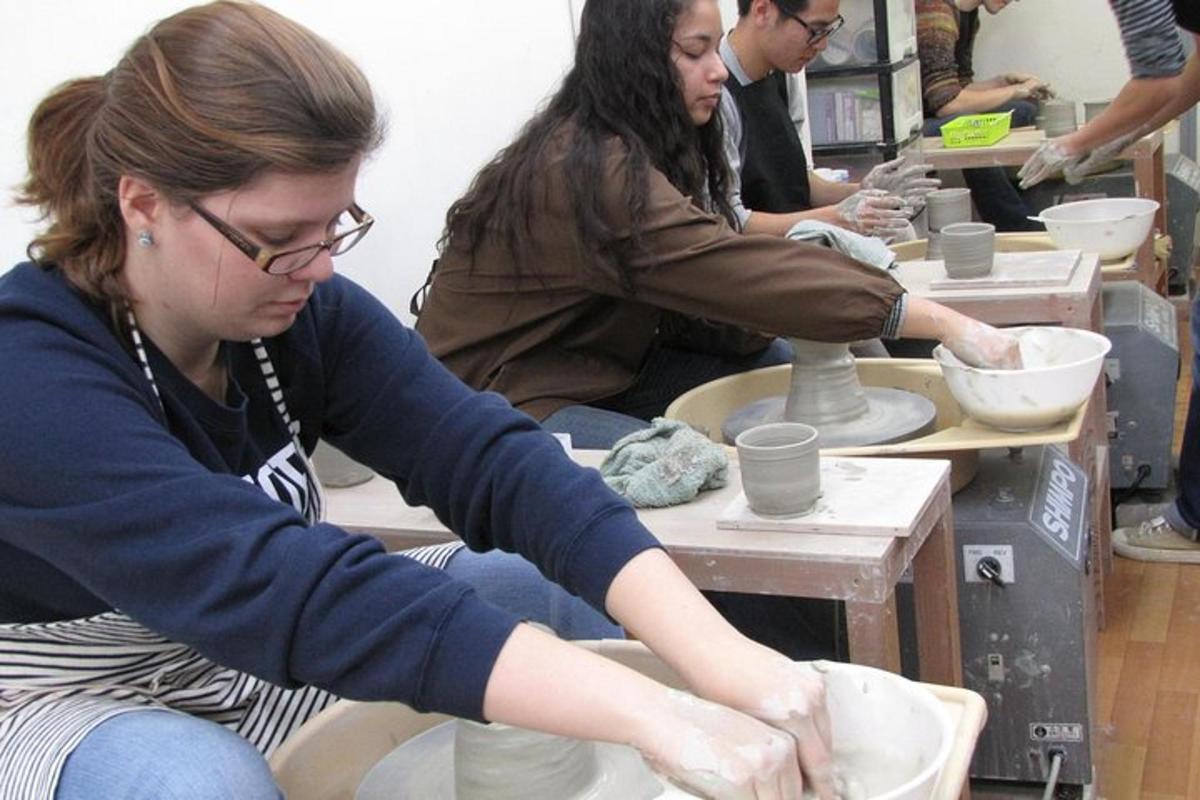 un gruppo di persone che realizzano ceramiche in un laboratorio