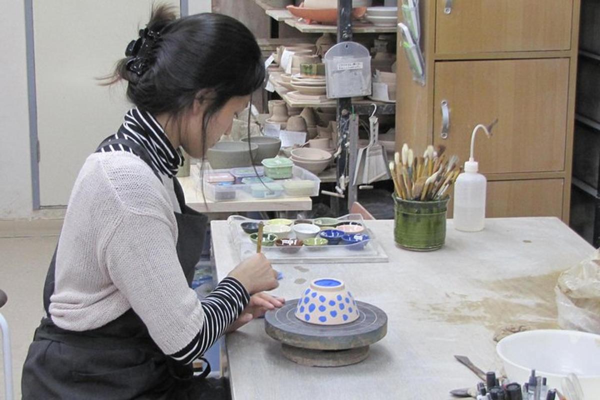 una donna in cucina che realizza un vaso su un tavolo