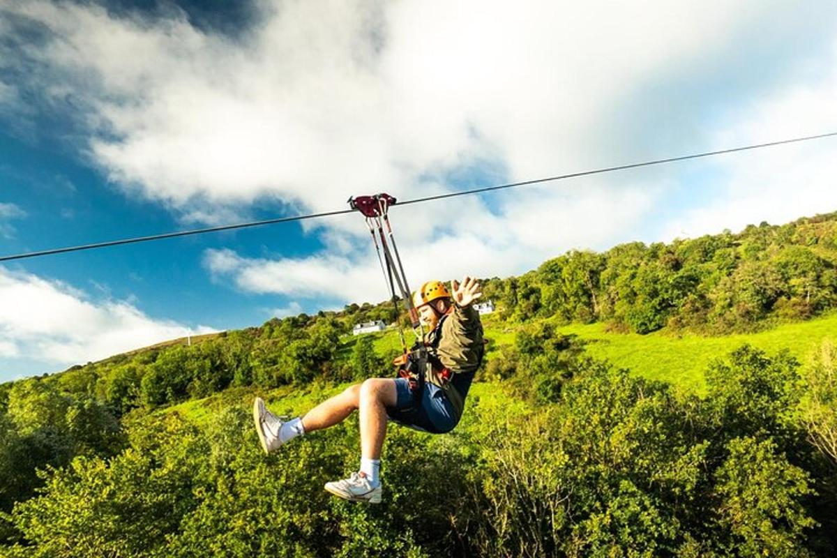 una persona su una teleferica nel cielo