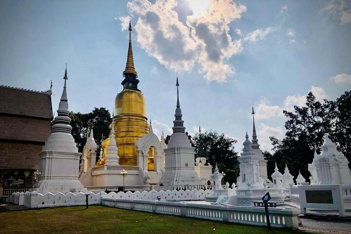 Un templo con una cúpula amarilla y estructuras blancas.