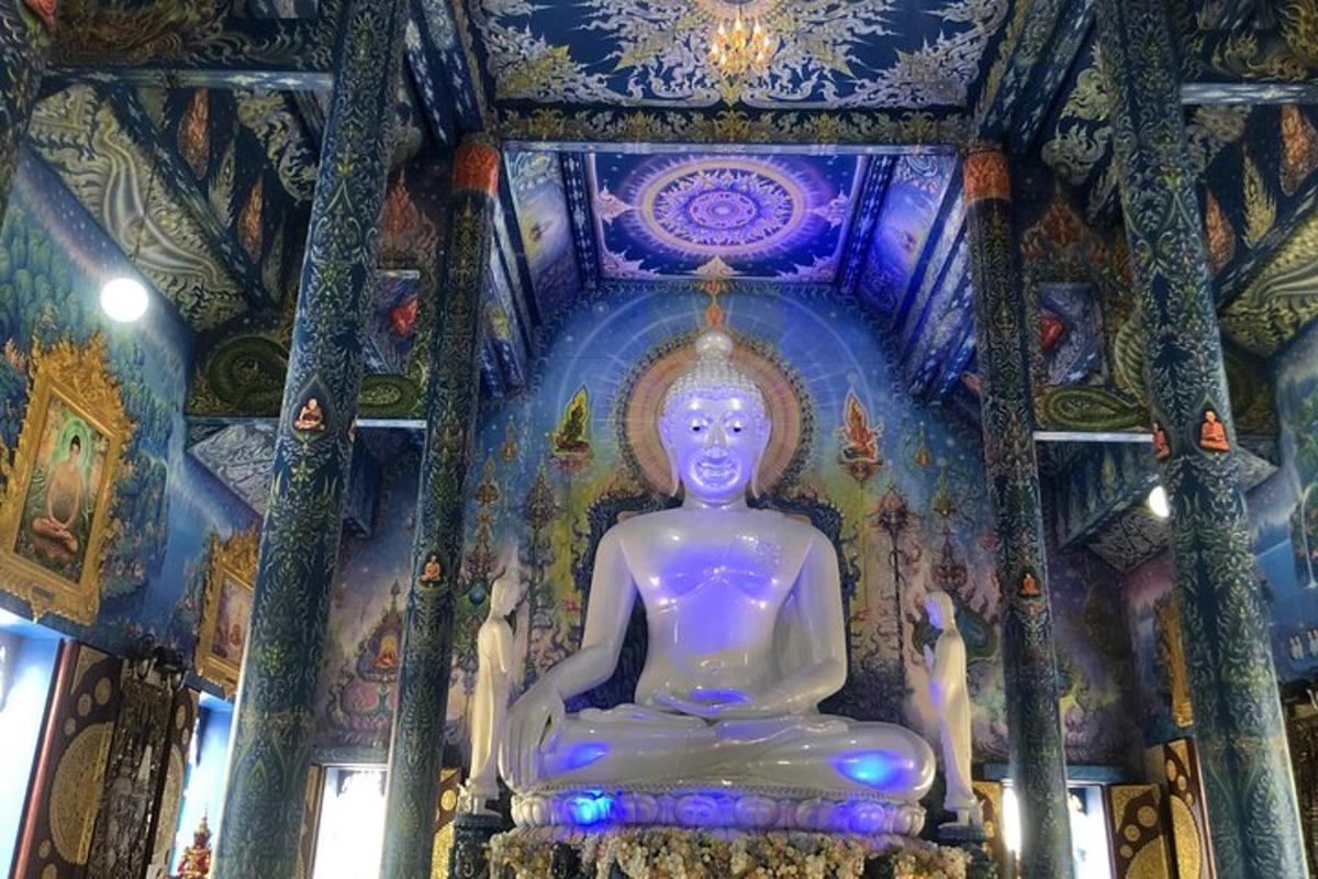 một bức tượng lớn màu tím trong một tòa nhà có trần nhà