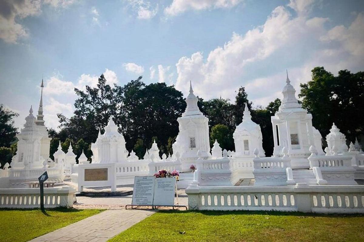 Un gran edificio blanco con árboles al fondo.