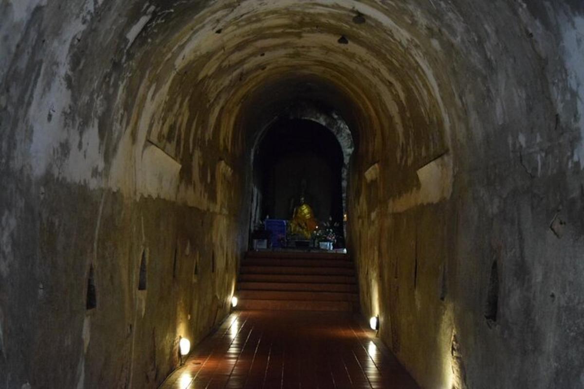 Un túnel con escaleras en un edificio con luces.