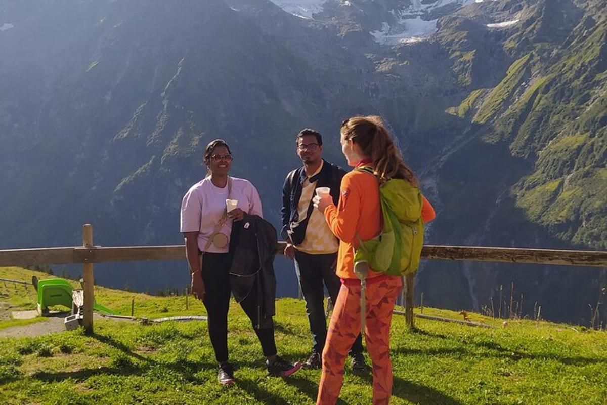 hópur fólks sem stendur uppi á fjallstindi