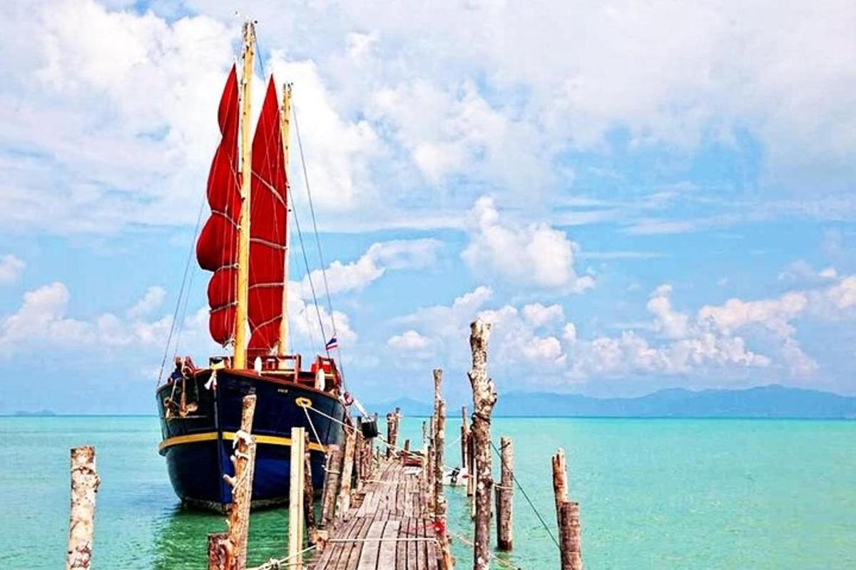 một chiếc thuyền đậu trên mặt nước cạnh bến tàu