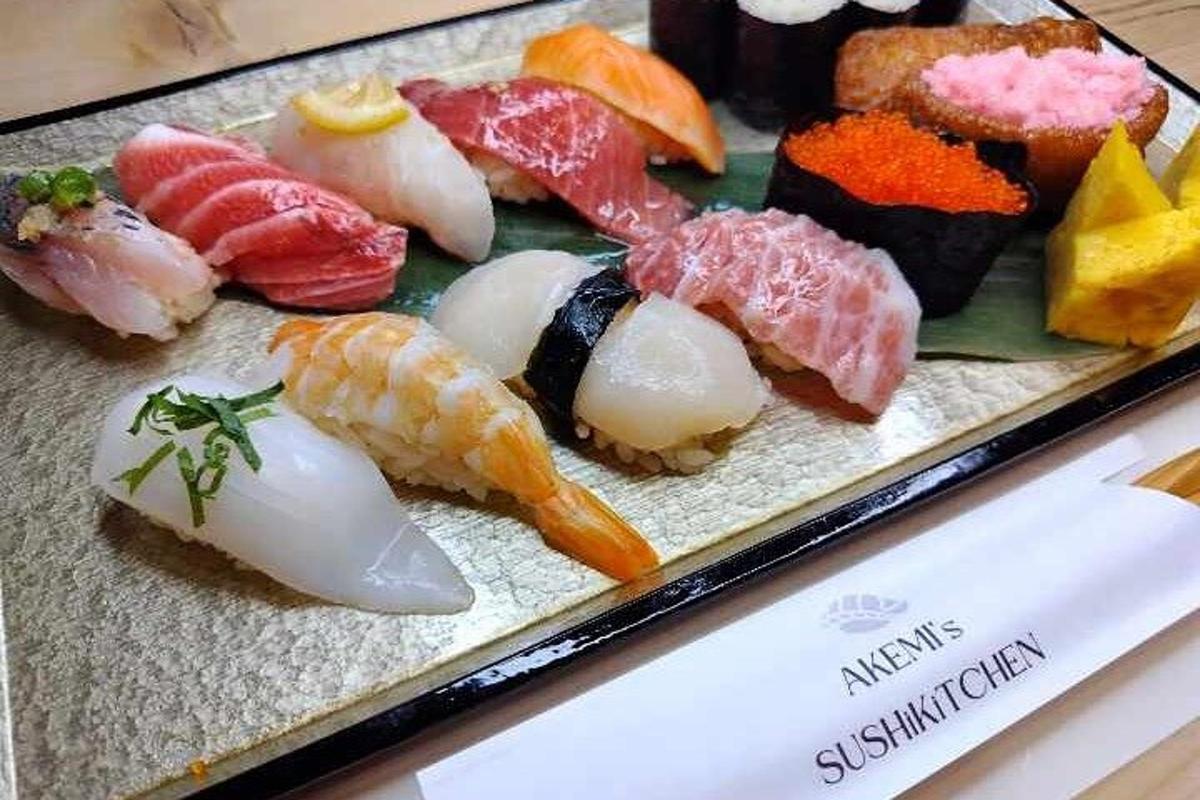 tanier sushi s rôznymi druhmi jedla