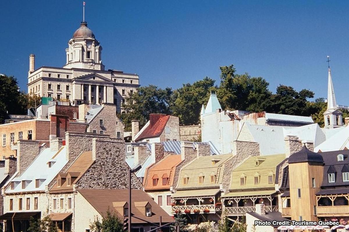 pohled na město s vysokou budovou