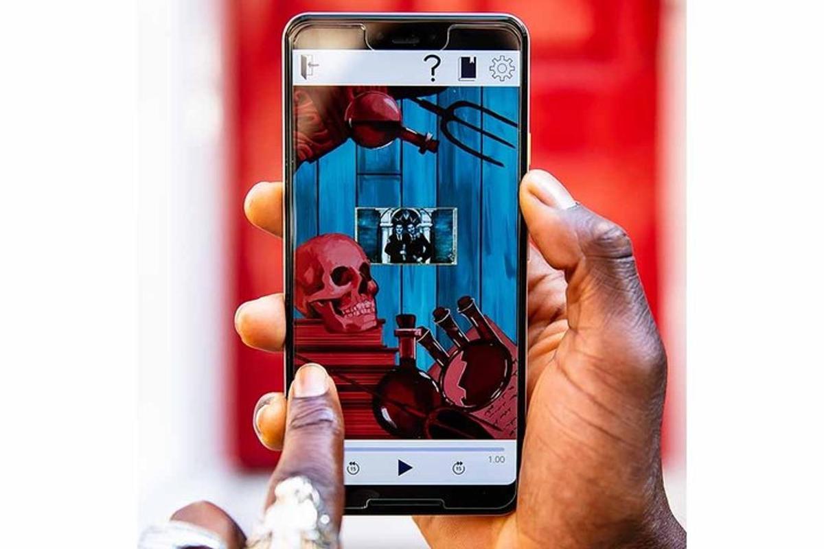 una persona que sosté un telèfon mòbil amb una calavera