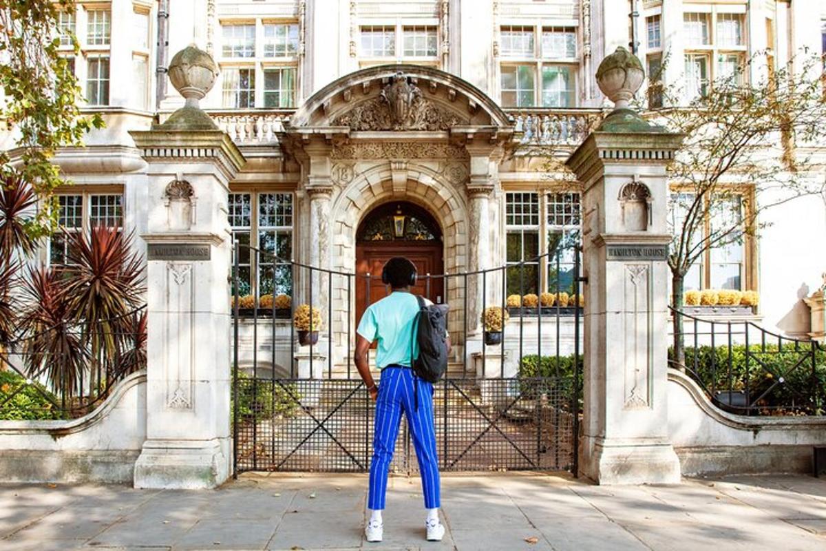 un home dret davant d'un edifici