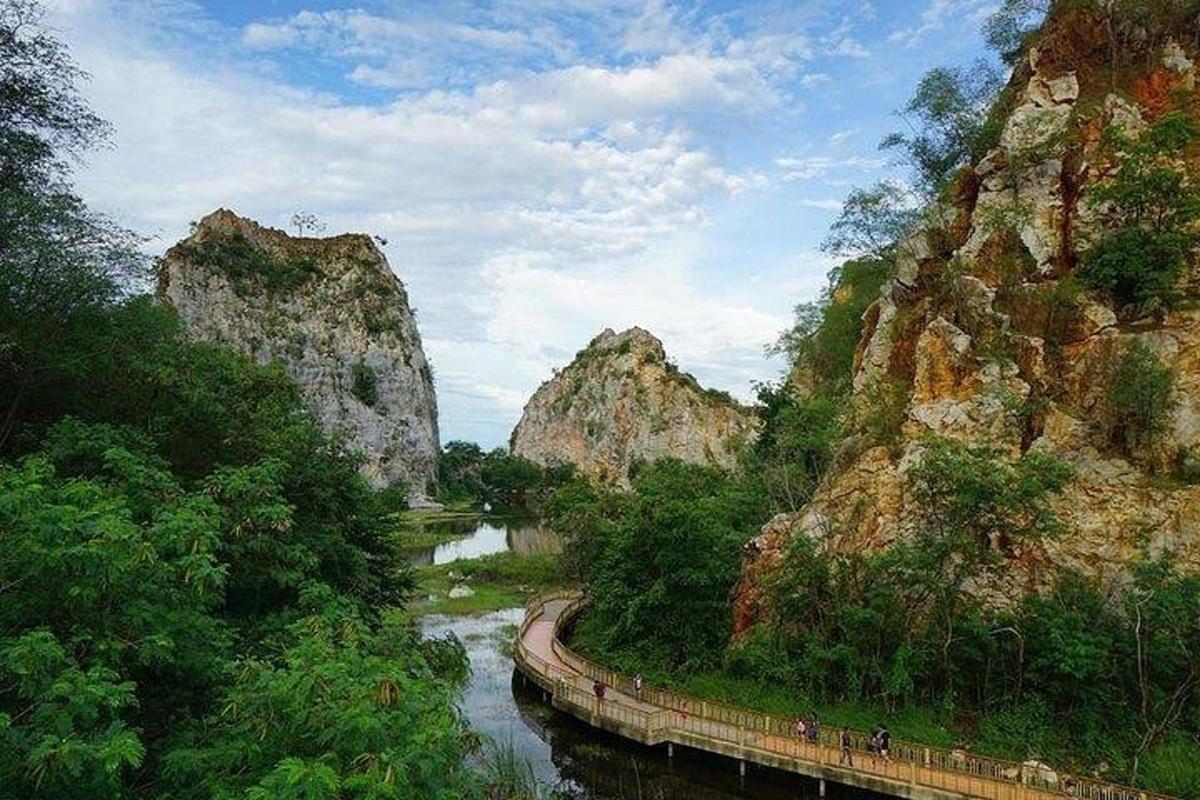 most preko rijeke pored nekih planina