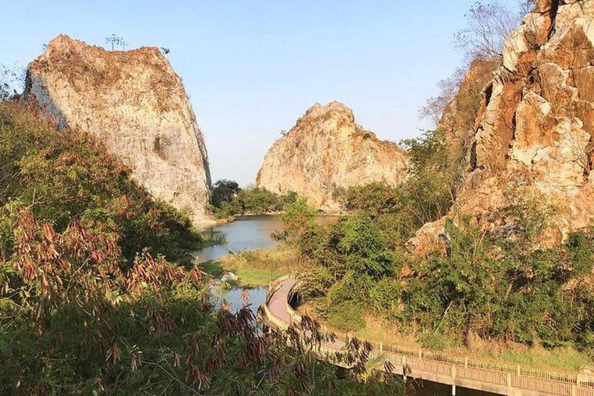 pogled na rijeku između dvije velike stijene