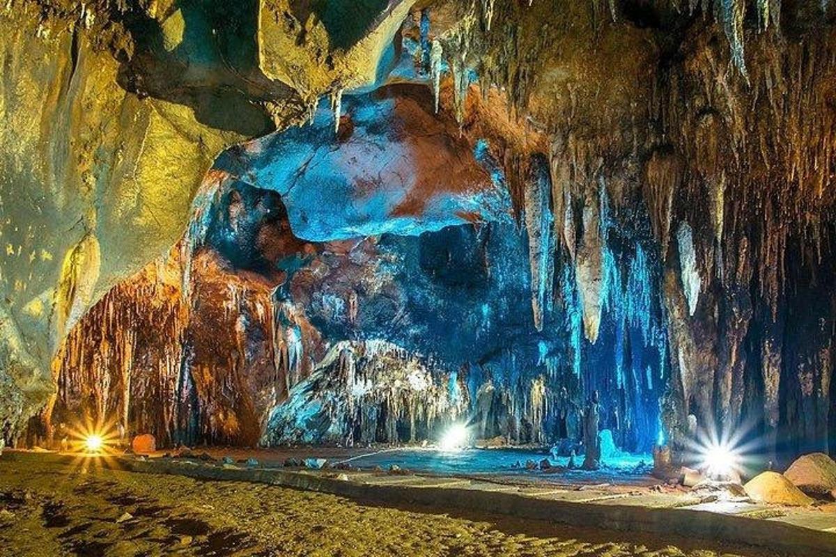 špilja s ledenicama koje vise sa stropa