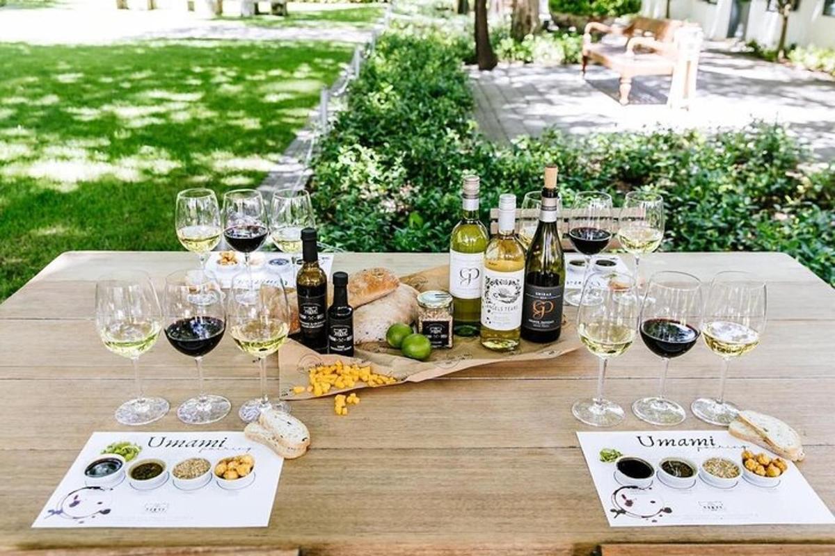 un tavolo apparecchiato con bicchieri di vino e formaggio