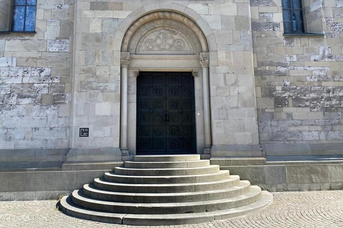 schodiště před budovou s dveřmi