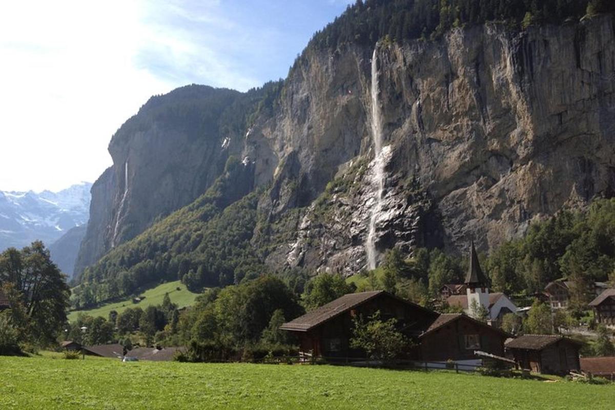 vodopád padající z hory ve vesnici