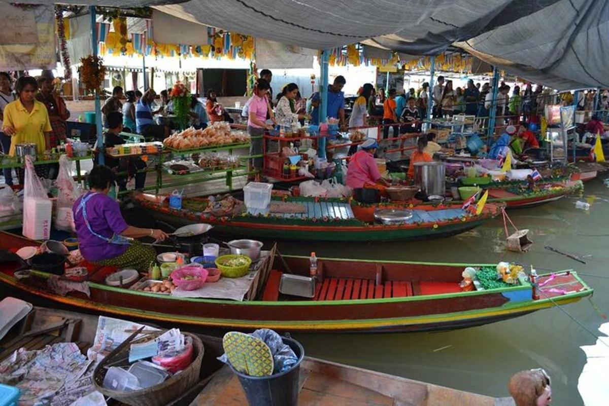 un groupe de personnes dans des bateaux sur un marché